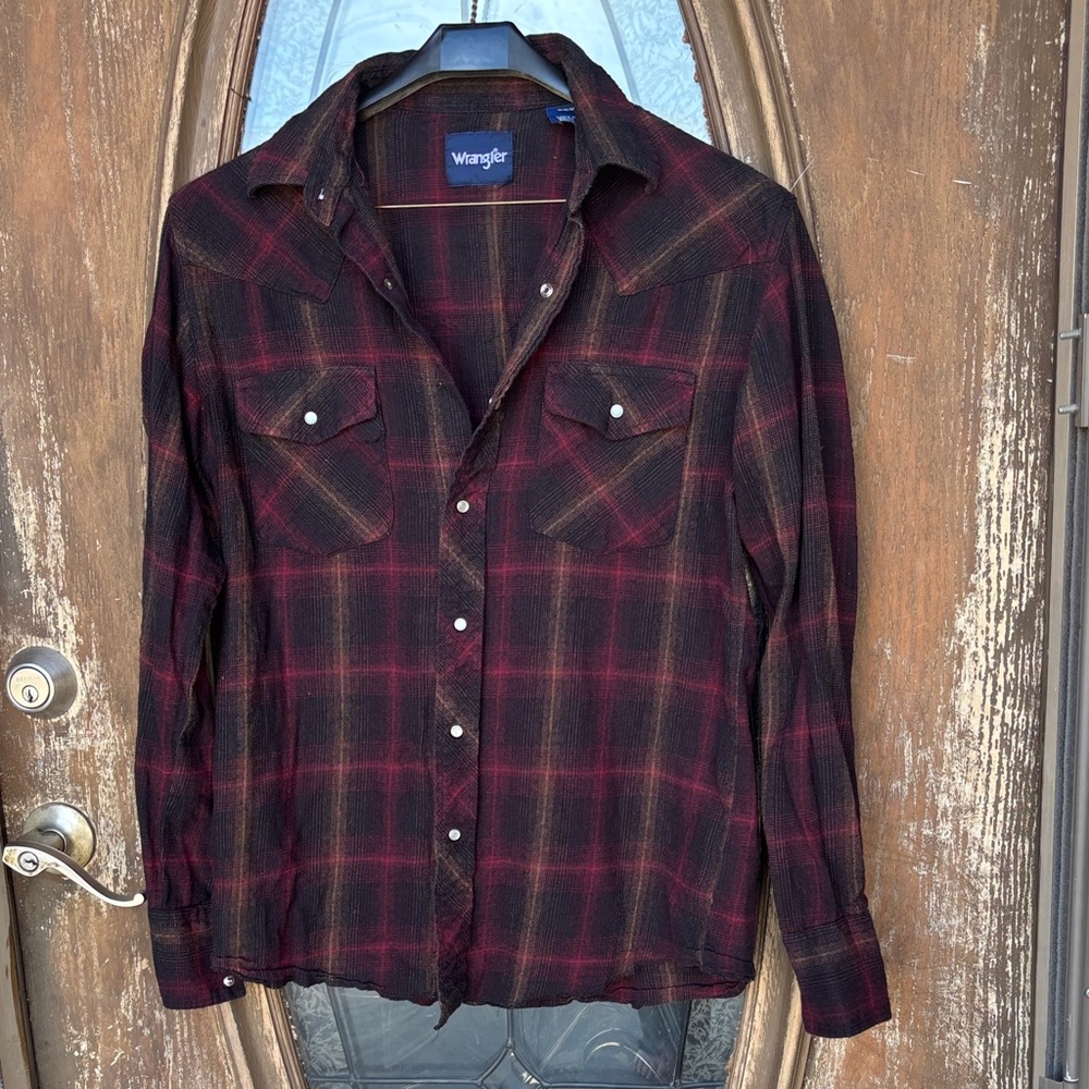 Wrangler Pearl Snap Top!  Medium